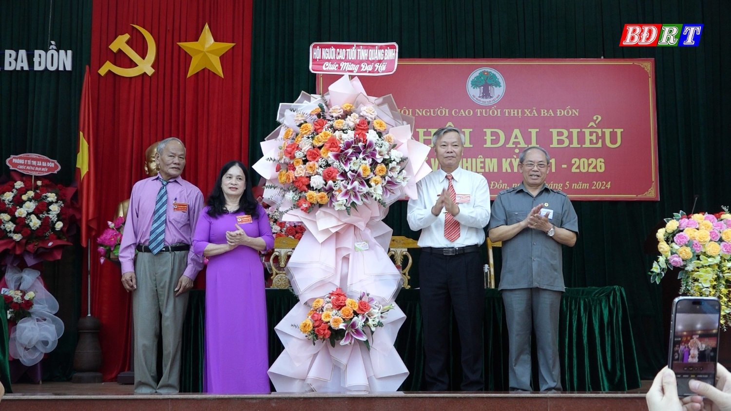 Đồng chí Đinh Minh Thử Uỷ viên Trung ương Hội người cao tuổi Việt Nam Trưởng Ban đại diện Hội người cao tuổi tỉnh tặng hoa chúc mừng Đại hội
