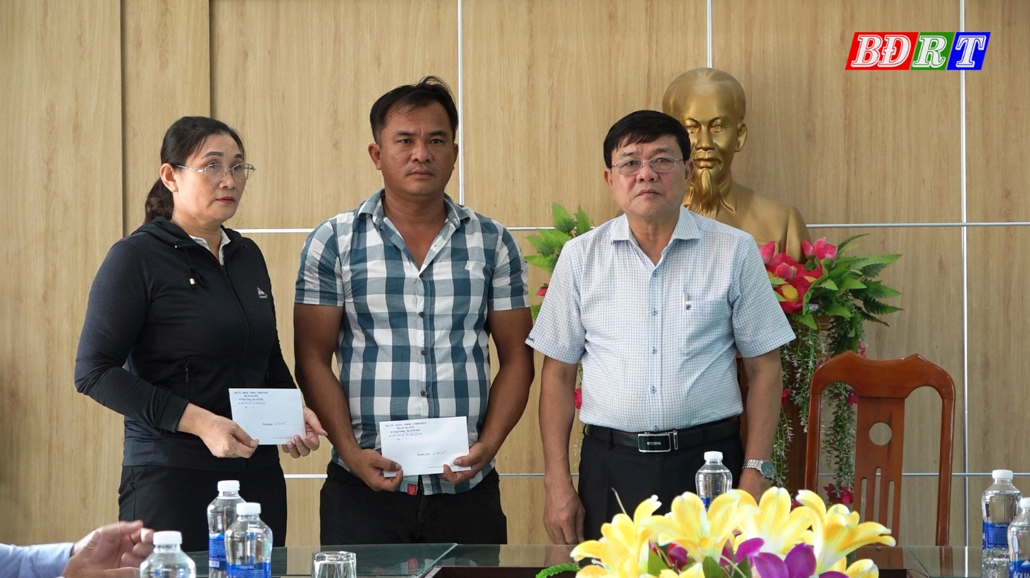 Đồng chí Đoàn Minh Thọ  PBT Thị ủy, Chủ tịch UBDN thị xã Ba Đồn trao hỗ trợ cho 02 tàu cá bị nạn
