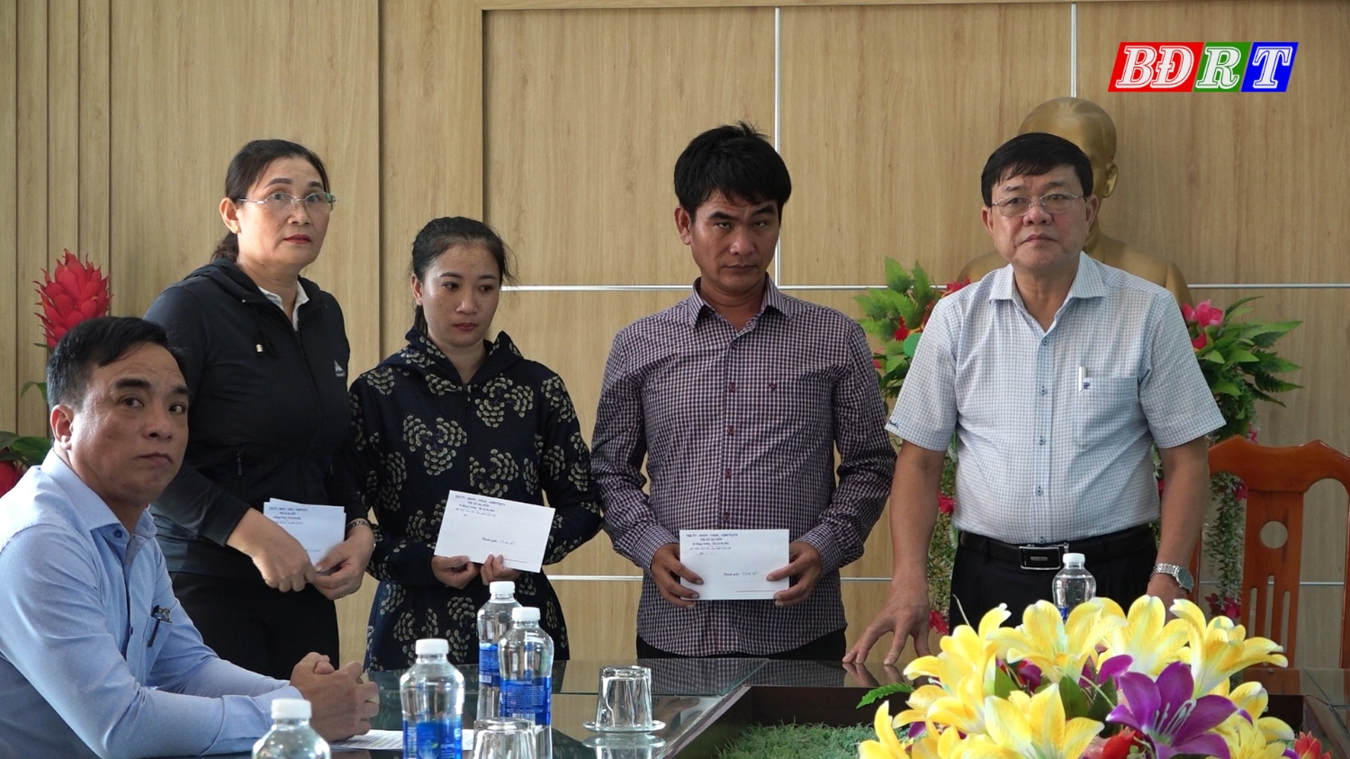 Đồng chí Đoàn Minh Thọ PBT Thị ủy, Chủ tịch UBDN thị xã Ba Đồn trao hỗ trợ cho các gia đình có nạn nhân bị mất tích và tử vong