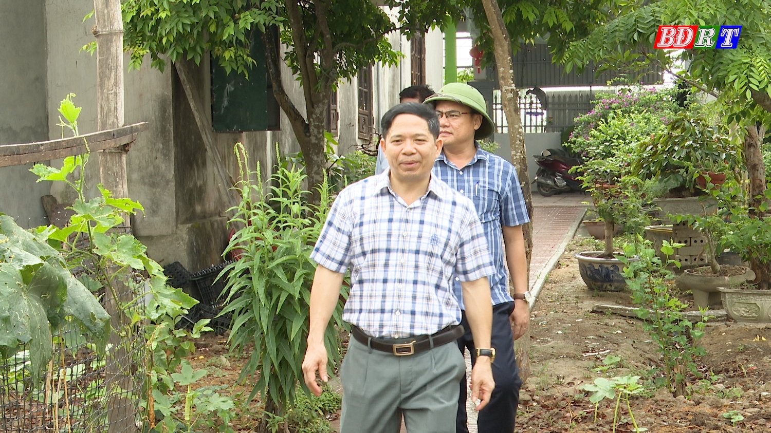 Đồng chí Nguyễn Văn Ninh  PCT UBND thị xã cùng đoàn công tác đã đi thăm và kiểm tra một số vườn mẫu tại các xã trên địa bàn