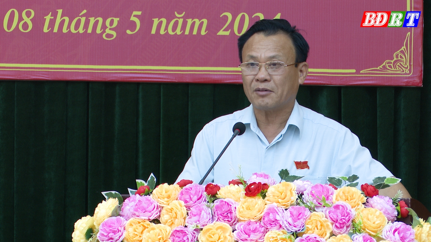 Đồng chí Phạm Duy Quang Phó Bí thư Thường trực Thị ủy –Chủ tịch HĐND thị xã phát biểu tại kỳ họp