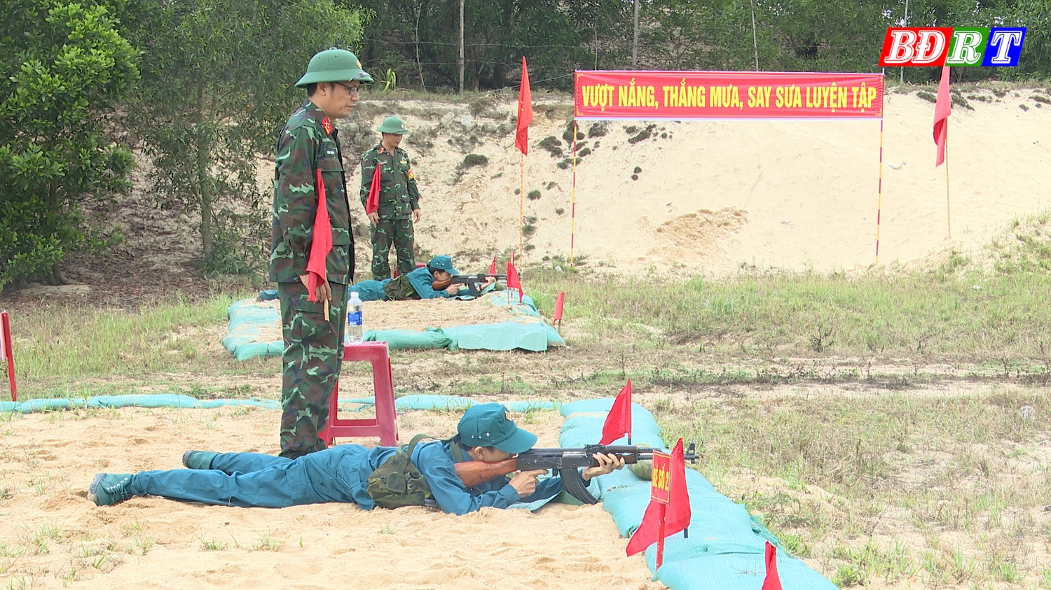 Thực hành bắn súng dân quân tự vệ Nam