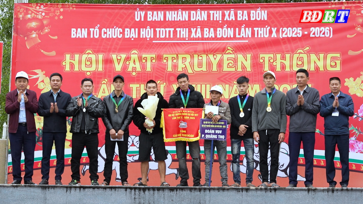 Ban Tổ chức trao giải Nhì toàn đoàn cho đội vật phường Quảng Thọ