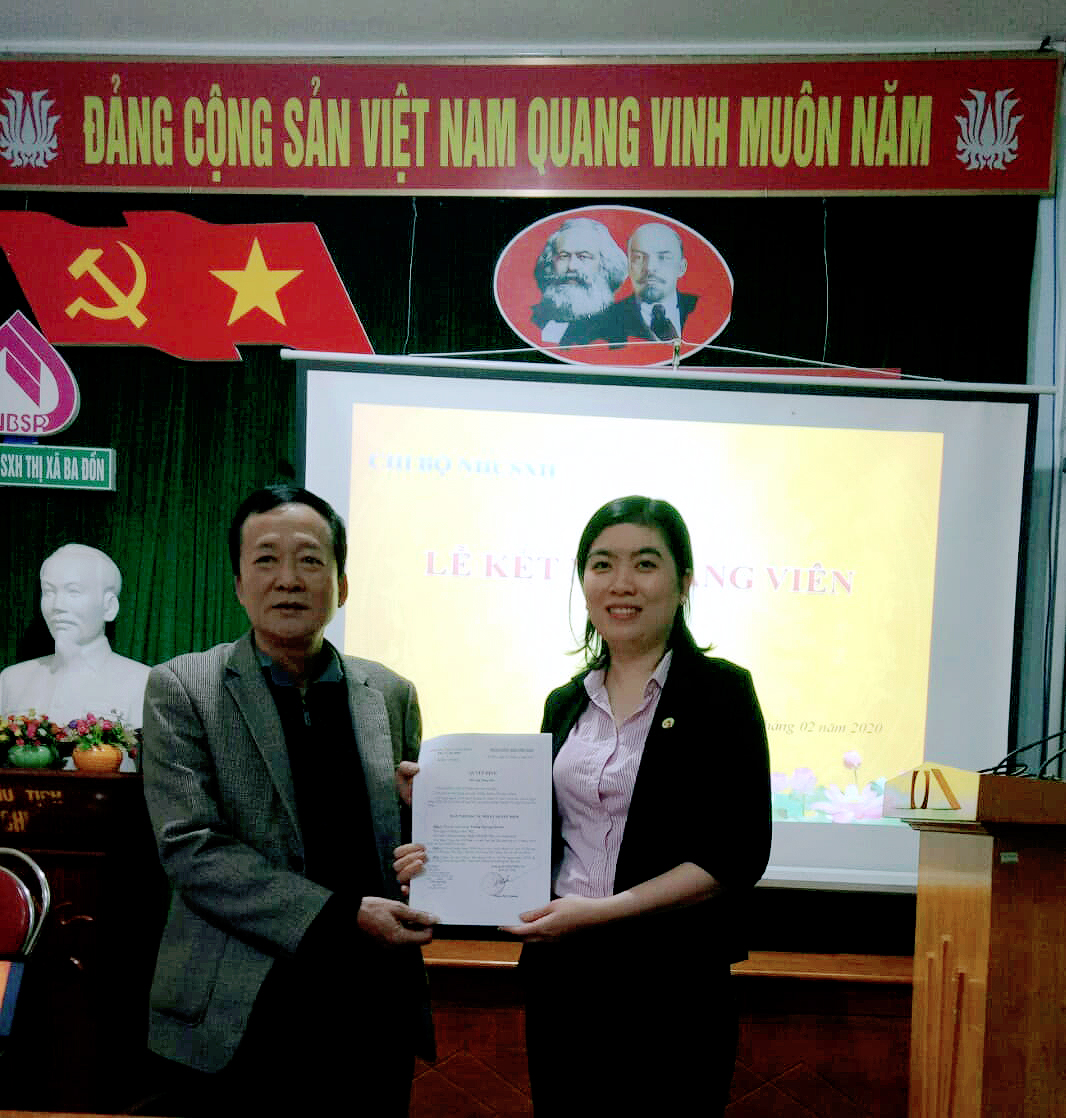 Lễ kết nạp Đảng viên tại Ngân hàng Chính sách xã hội thị xã Ba Đồn.