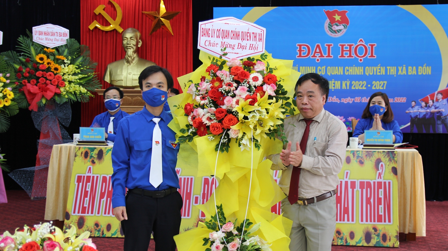 Đồng chí Mai Tất Thắng, UVTV Thị ủy, Phó Chủ tịch HĐND thị xã tặng hoa chúc mừng Đại hội