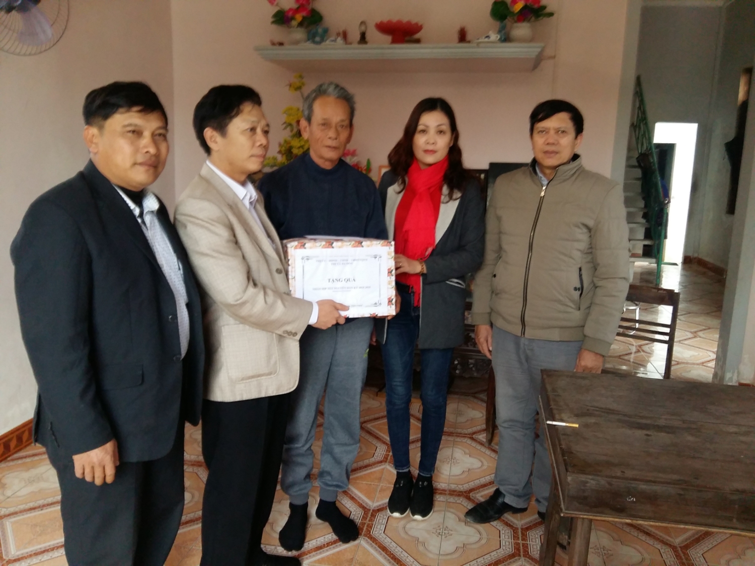 Đồng chí Cao Xuân Đức, UVTV thị ủy, Trưởng Ban Tuyên giáo thị ủy thăm, chúc tết gia đình chính sách nhân dịp tết Nguyên đán Kỷ Hợi 2019.