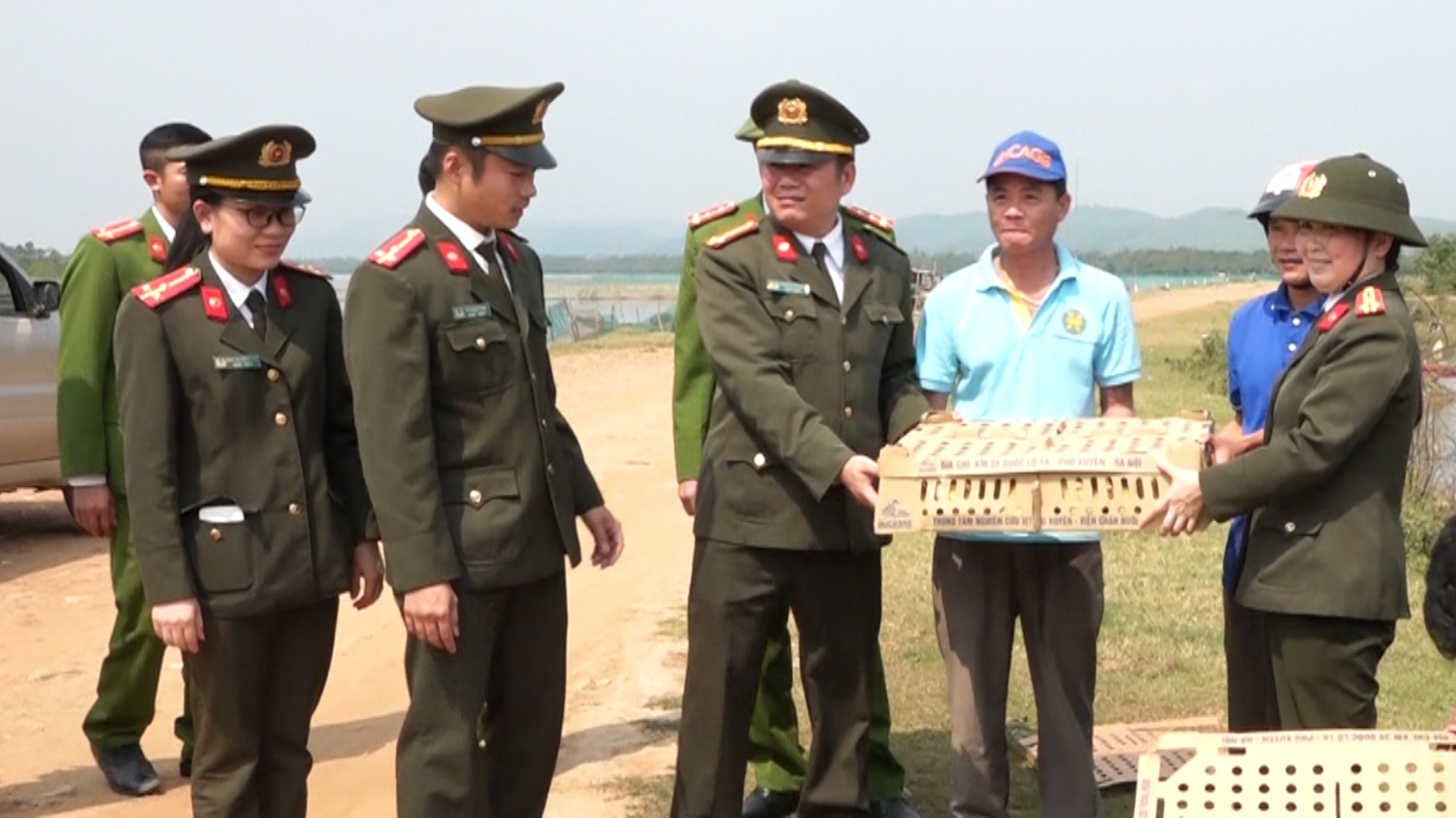  Trao hỗ trợ hơn 2.000 con vịt biển giống cho người dân thị xã Ba Đồn.