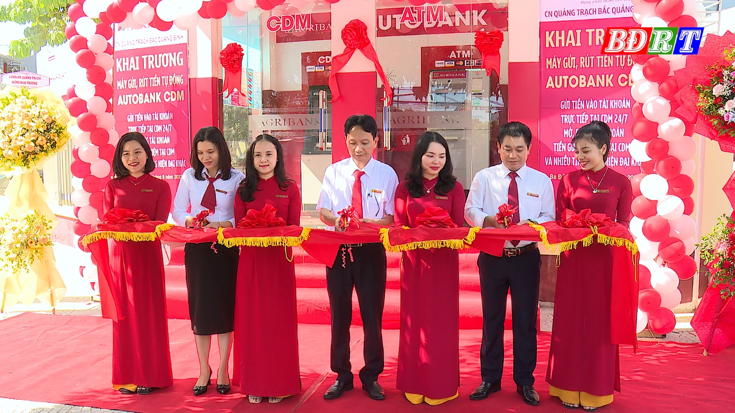 Agribank chi nhánh Quảng Trạch- Bắc Quảng Bình cắt băng khai trương máy gửi, rút tiền tự động Autobank CDM.