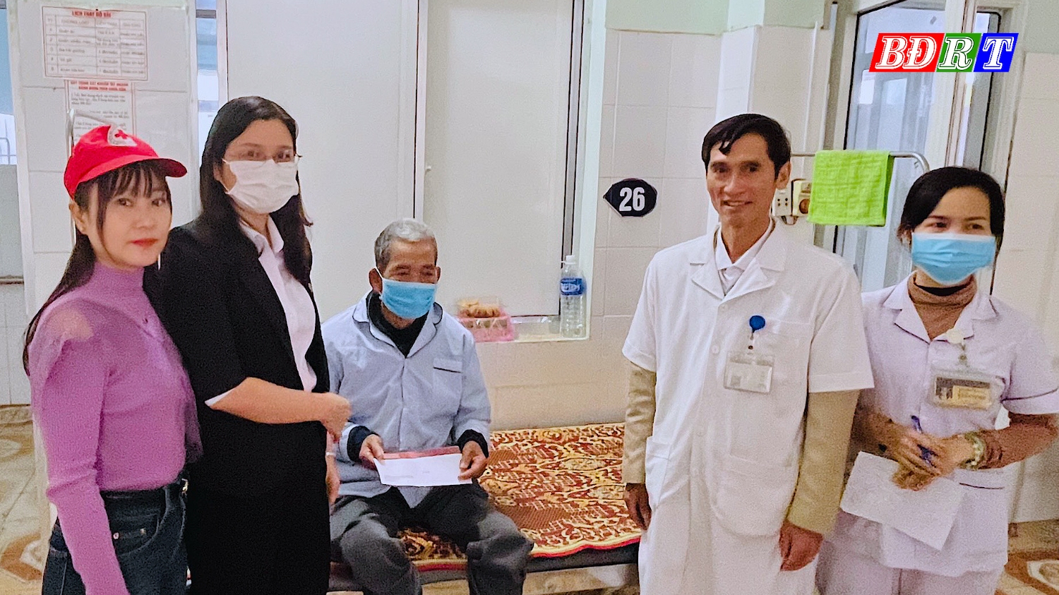 Agribank Quảng Trạch Bắc Quảng Bình trao quà hỗ trợ cho các bệnh nhân có hoàn cảnh khó khăn đang điều trị tại bệnh viện