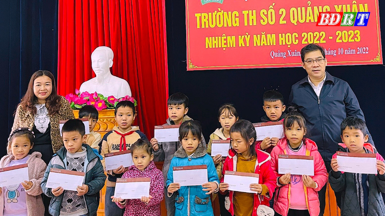 Agribank Quảng Trạch Bắc Quảng Bình trao quà hỗ trợ học sinh nghèo tại trường TH số 2 Quảng Xuân