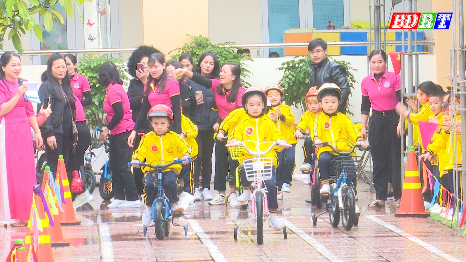 Phần thi chạy xe đạp thu hút nhiều em học sinh tham gia