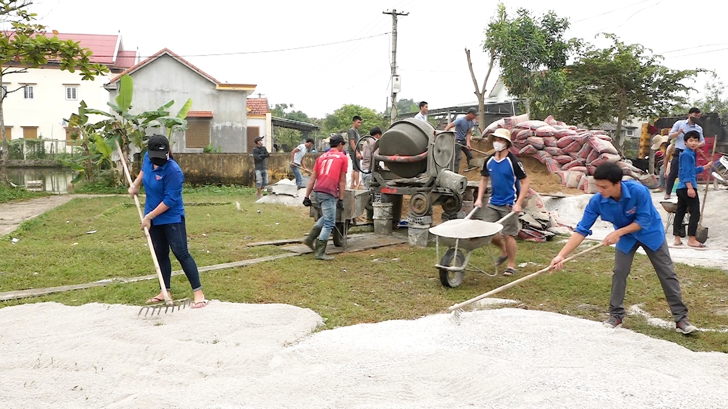 Xây dựng công trình “Sân chơi cho thanh thiếu nhi” tại thôn Hợp Hòa, xã Quảng Hòa.