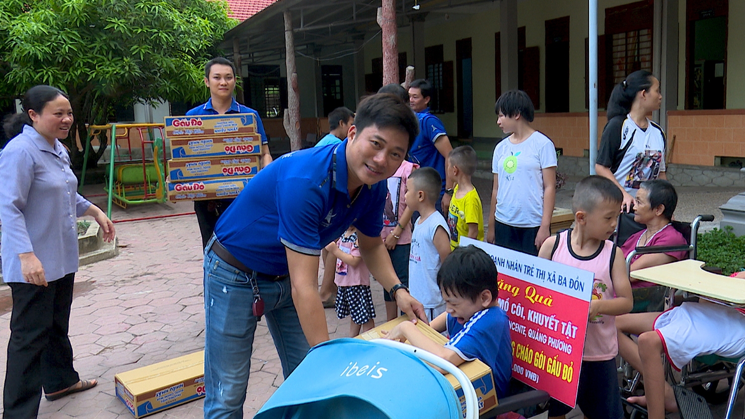 Anh Nguyễn Phi Hùng Giám đốc Công ty TNHH xây dựng tổng hợp Đức Hạnh tặng quà cho các em khuyêt tật tại nhà mái ấm hi vọng