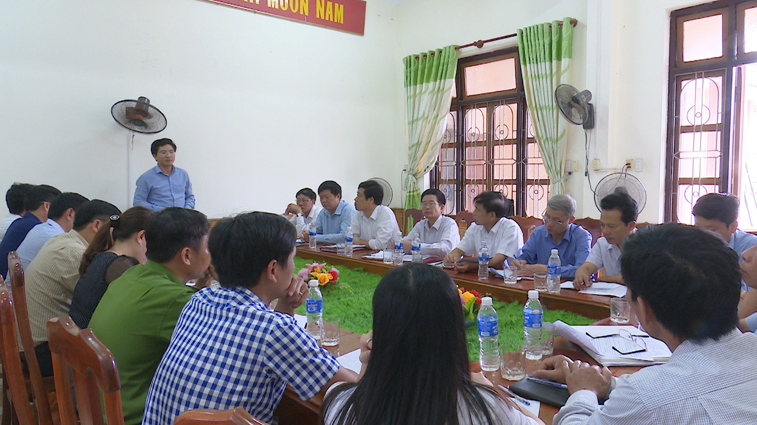 Đồng chí Trương An Ninh, TUV - Bí thư Thị ủy Ba Đồn làm việc với Đảng ủy phường Quảng Thuận.