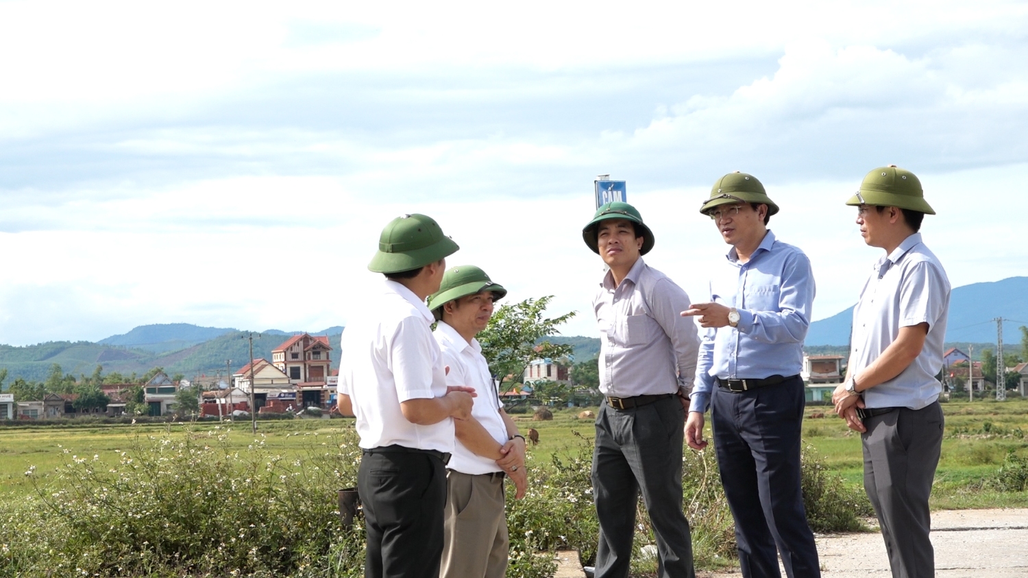 Đồng chí Trương An Ninh-Bí thư Thị ủy Ba Đồn kiểm tra các dự án tại các xã vùng nam thị xã Ba Đồn.