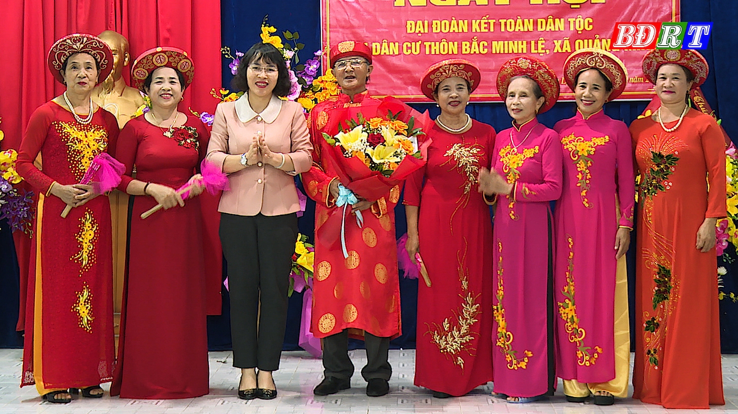 Đồng chí Giám đốc Sở Văn hóa - Thể thao tỉnh Quảng Bình thăm và tặng quà Câu lạc bộ Ca trù xã Quảng Minh