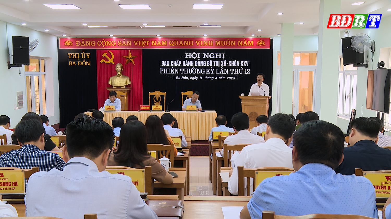 Toàn cảnh Ban Chấp hành Đảng bộ thị xã Ba Đồn họp phiên thường kỳ lần thứ 12.