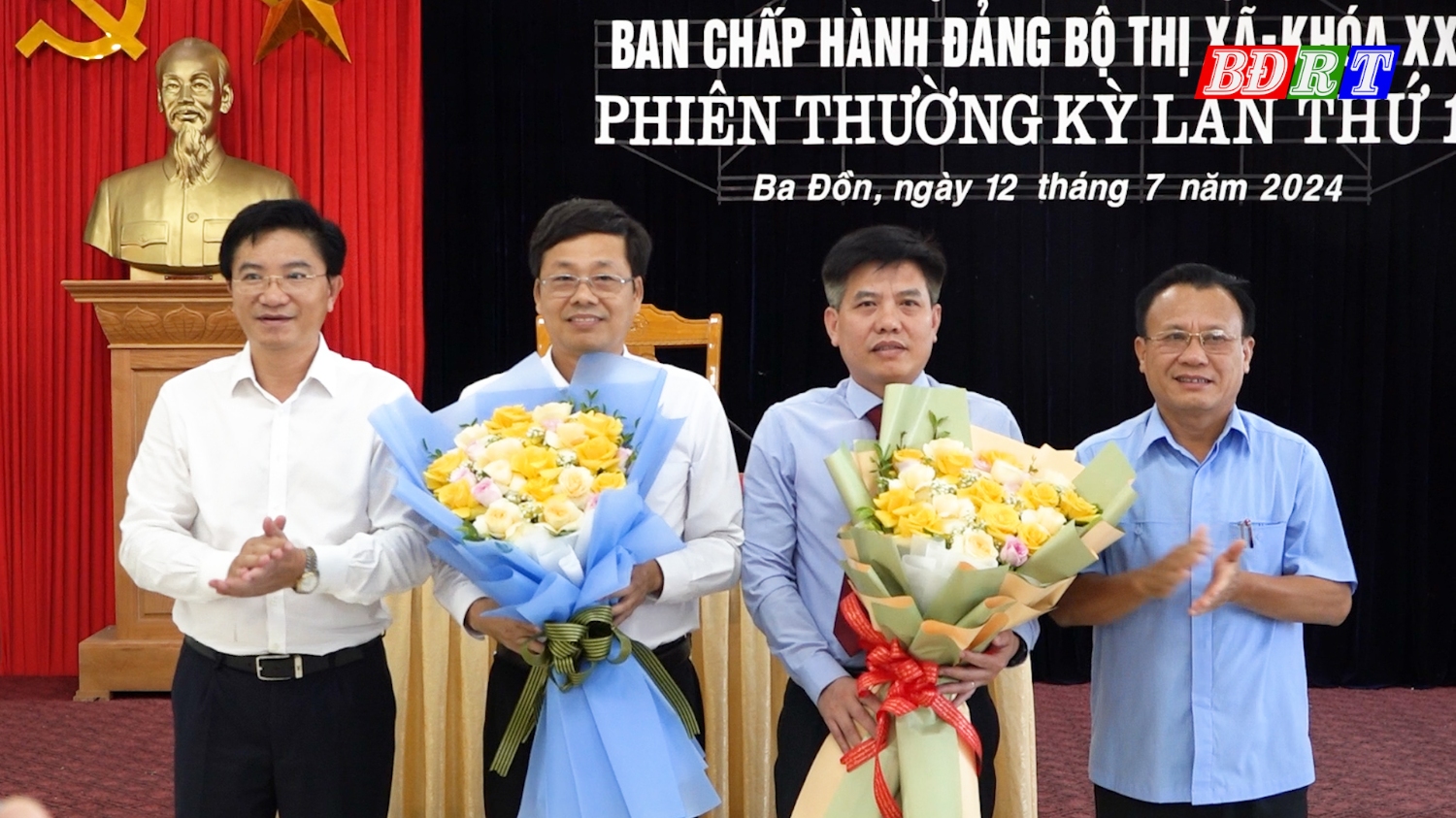 Ban Chấp hành Đảng bộ TX Ba Đồn tặng hoa chúc mừng đồng chí Đinh Thiếu Sơn và đồng chí Trần Thanh Hưng