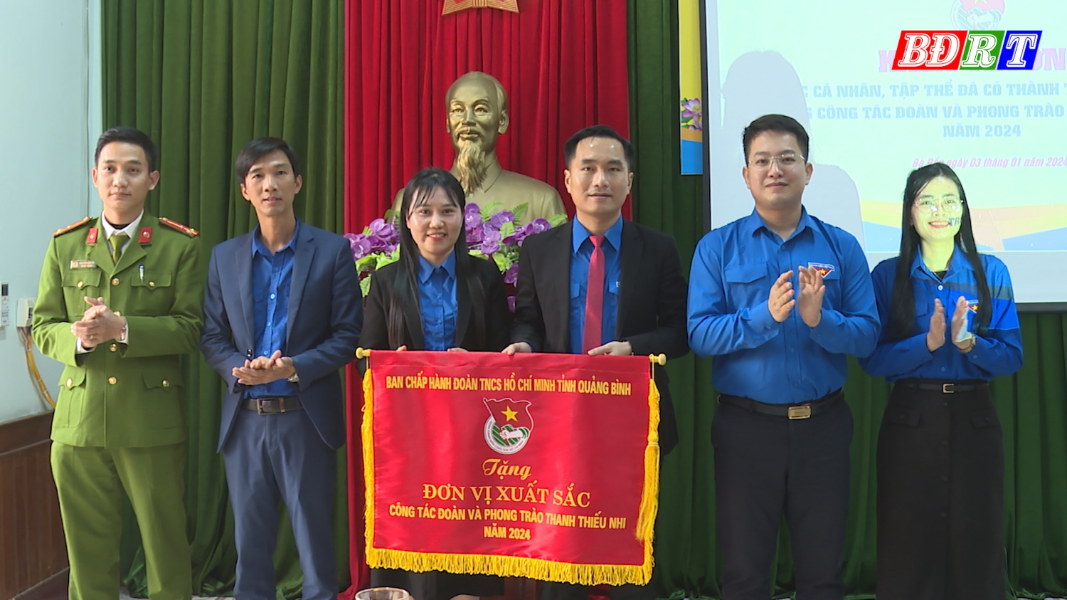 Ban chấp hành Đoàn TNCS Hồ Chí Minh tỉnh Quảng Bình trao tặng Cờ thi đua cho Thị Đoàn Ba Đồn vì đã có thành tích xuất sắc trong công tác Đoàn và công tác Hội năm 2024