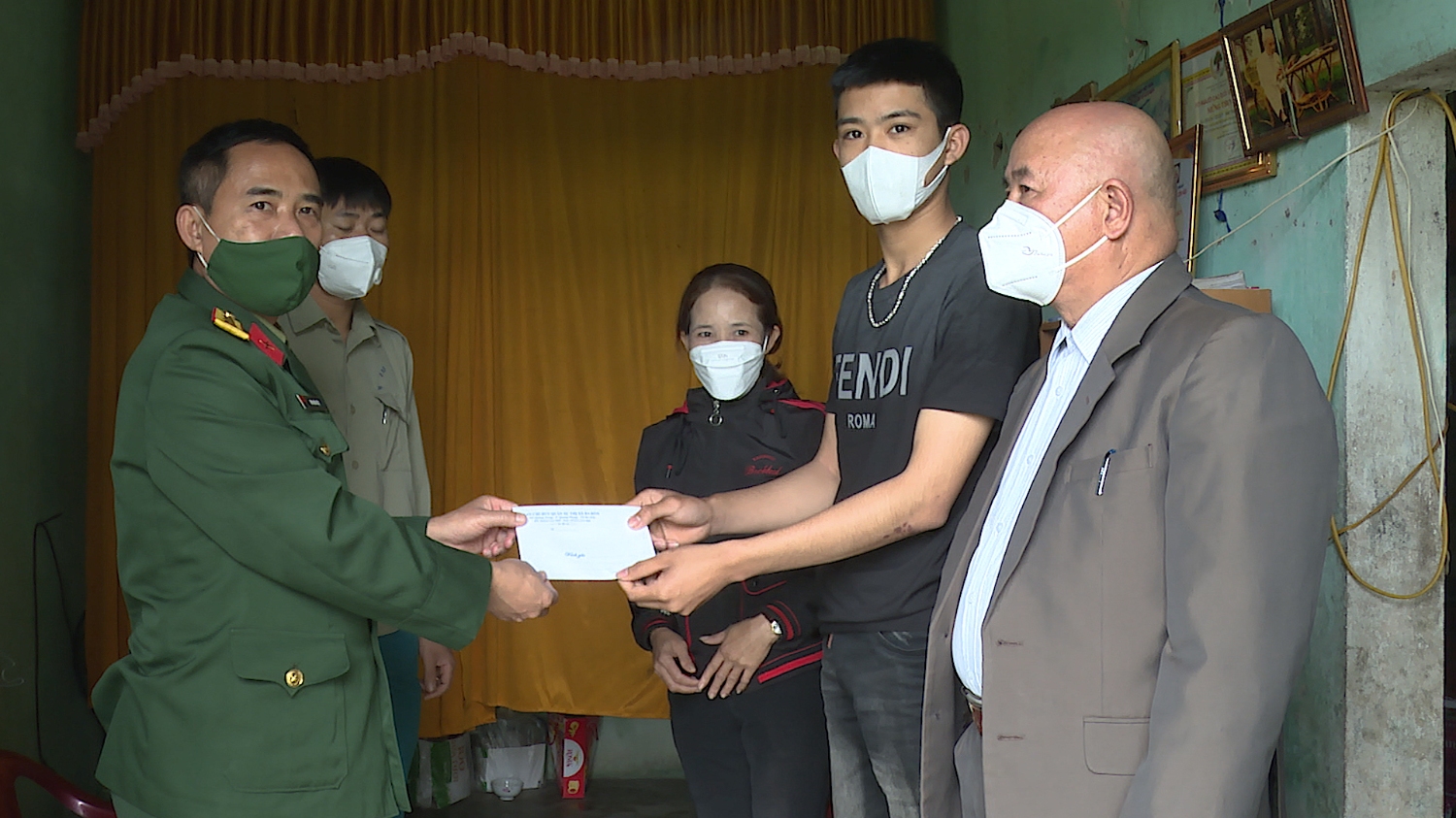 Ban chỉ huy quân sự thị xã Ba Đồn thăm và tặng quà gia đình tân binh Dương Anh Tú ở thôn Bắc Minh Lệ, xã Quảng Minh