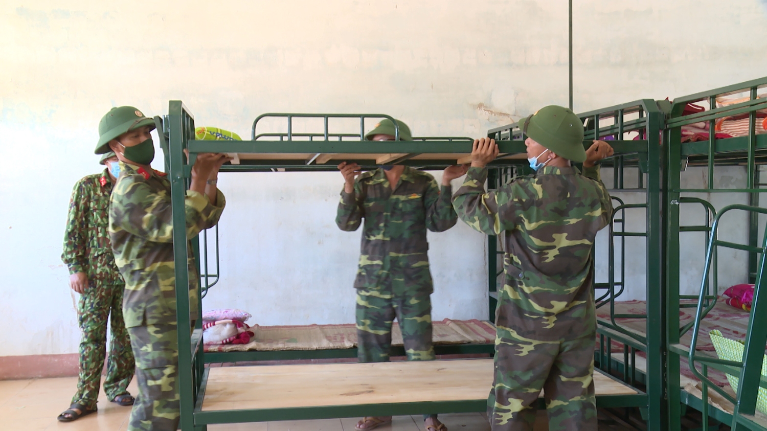 Ban chỉ huy quân sự thị xã lắp ráp giường chuẩn bị cho khu cách ly y tế tập trung tại Trung tâm Giáo dục Dạy nghề