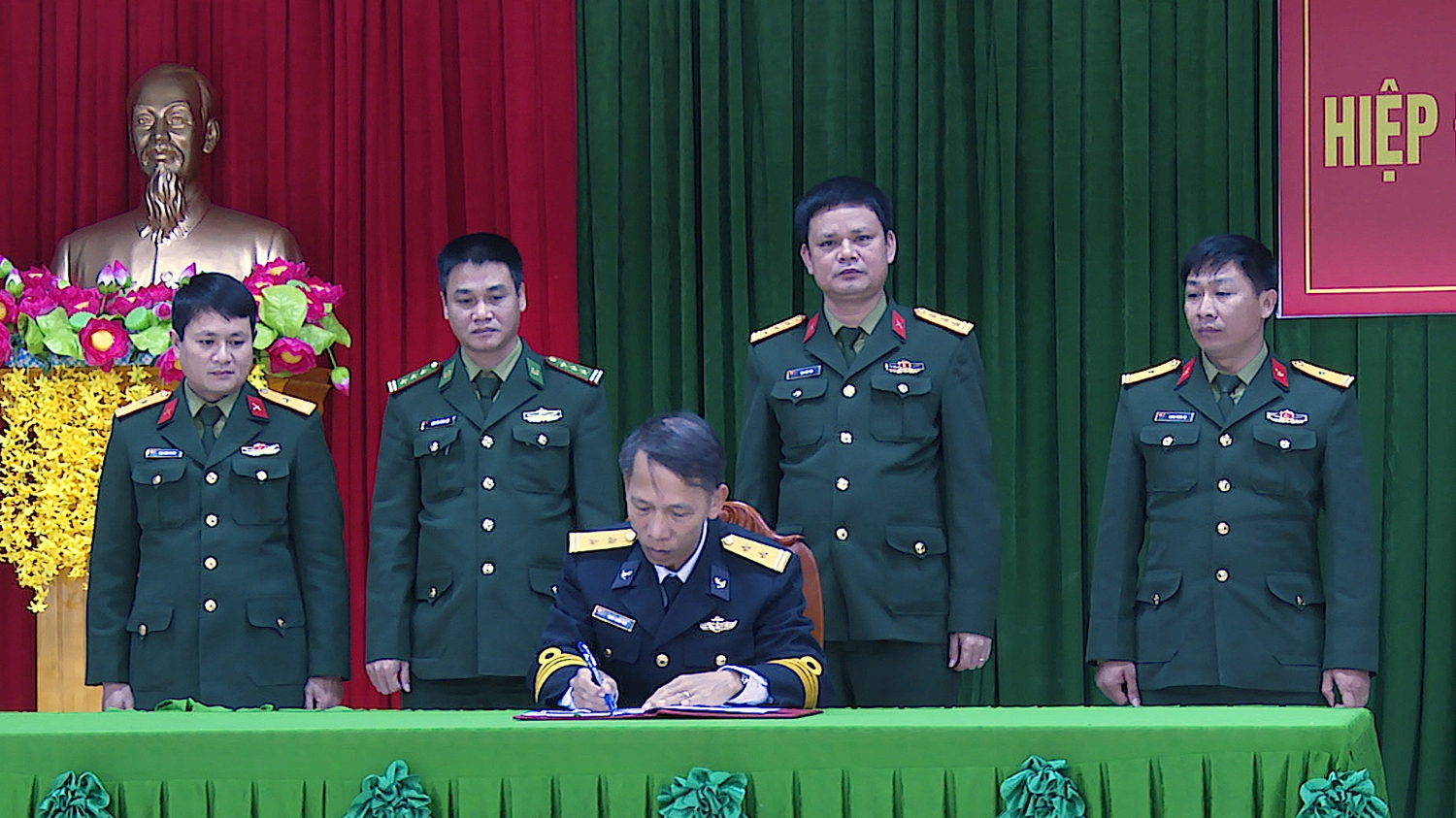Ban Chỉ huy quân sự thị xã và các đơn vị nhận quân đã ký kết biên bản hiệp đồng giao, nhận quân năm 2022