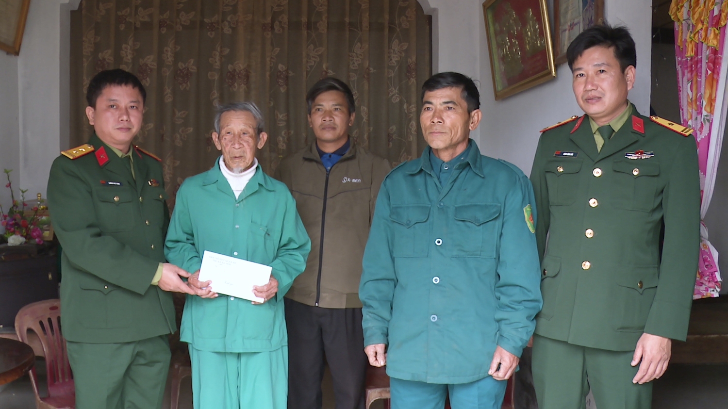 Ban CHQS thị xã Ba Đồn đã trực tiếp trao quà hỗ trợ cho gia đình ông Hoàng Bá Phận, thôn Minh Lệ, xã Quảng Minh