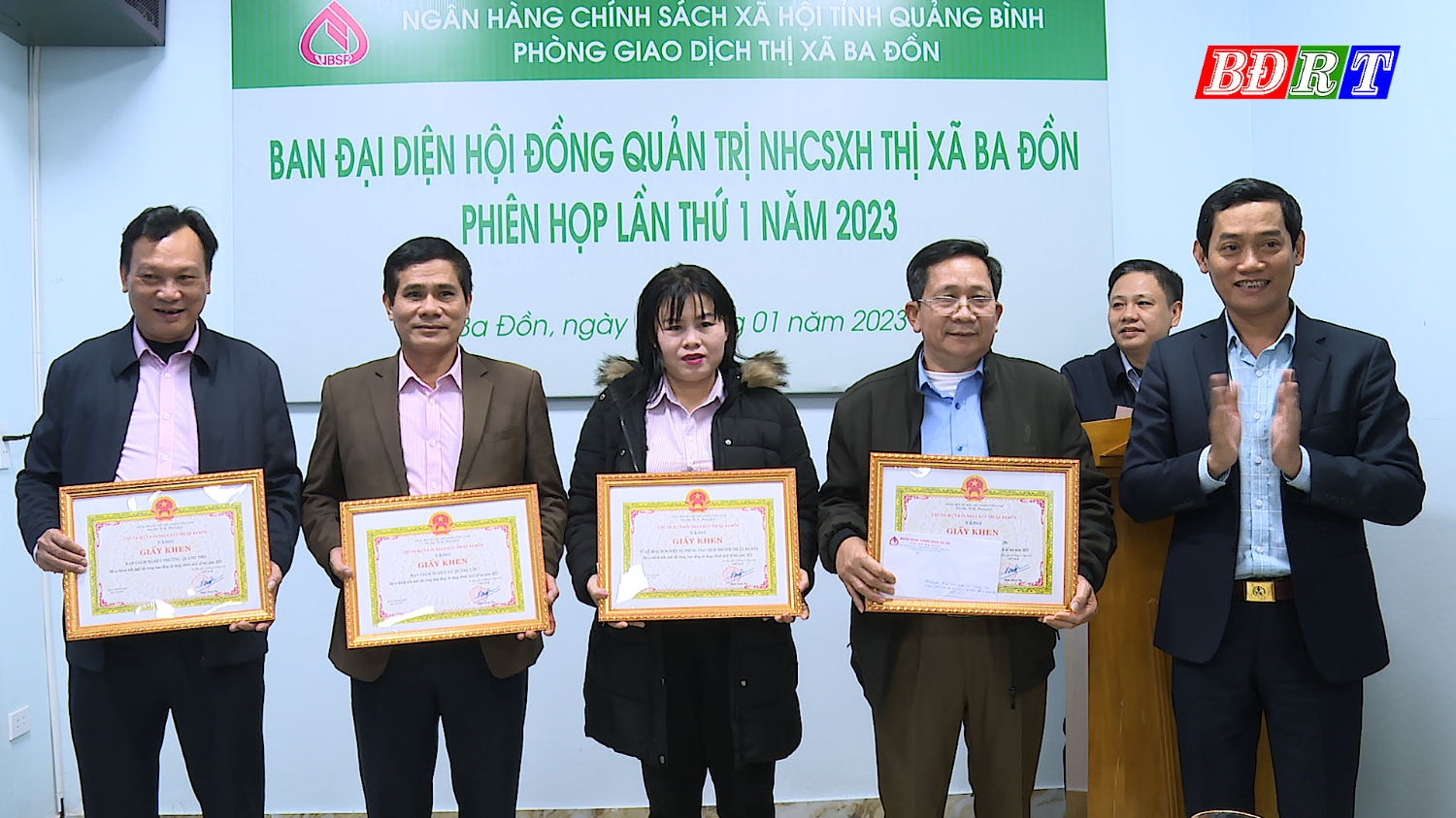 Ban đại diện HĐQT Ngân hàng CSXH thị xã trao thưởng