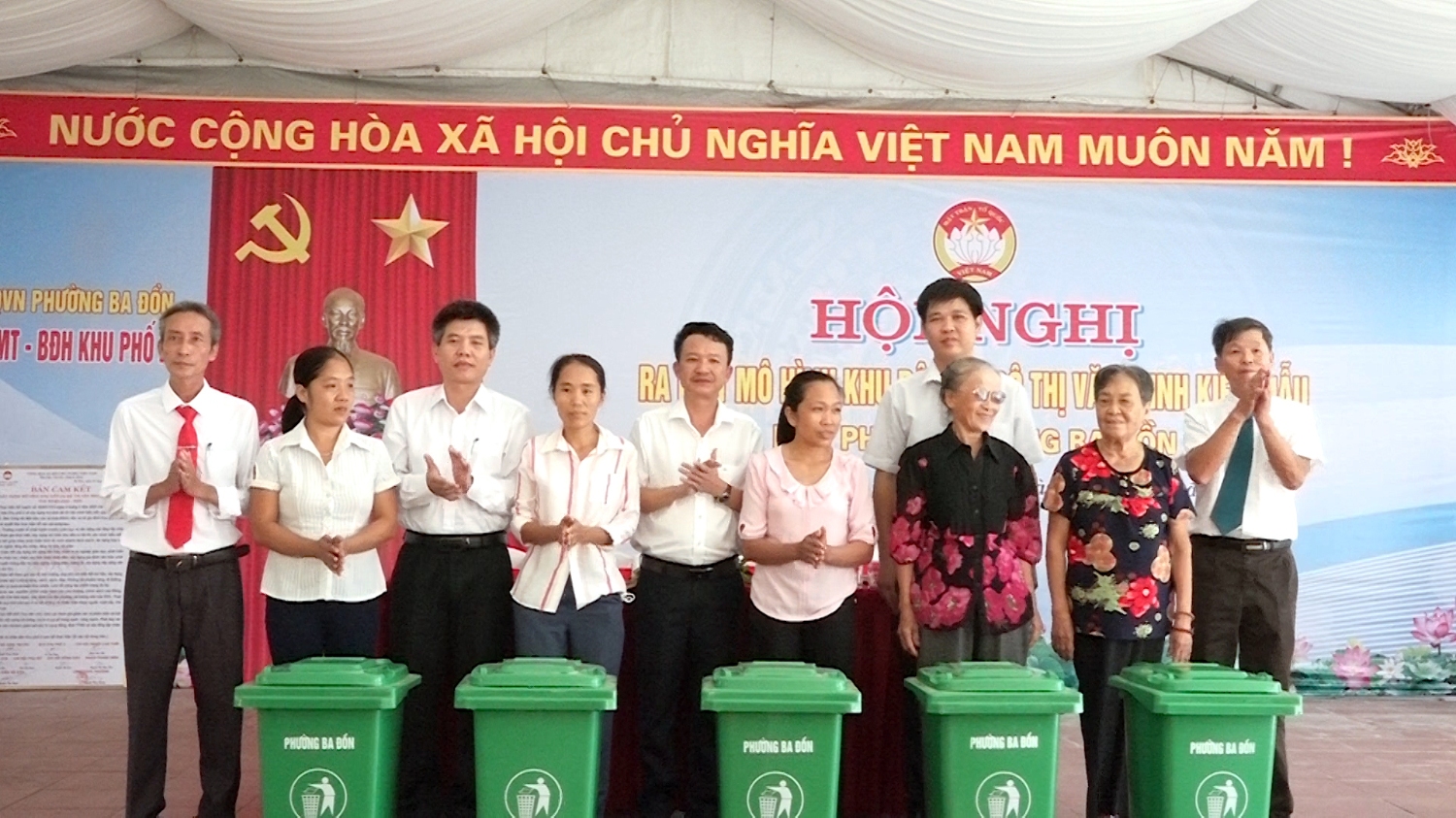 Ban mặt trận UB phường Ba Đồn tặng thằng đựng rác cho các gia đình có hoàn cảnh khó khăn