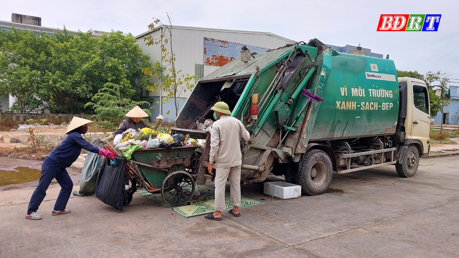 Ban quản lý các công trình công cộng thị xã thu gom, xử lý rác thải sinh hoạt