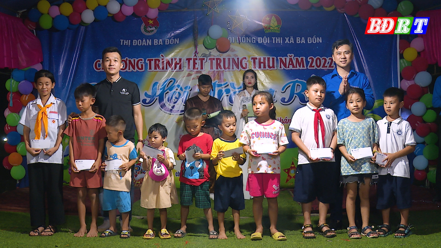 Ban Thường vụ Thị đoàn Ba Đồn đã trao tặng 35 suất quà cho các em nhỏ có hoàn cảnh khó khăn