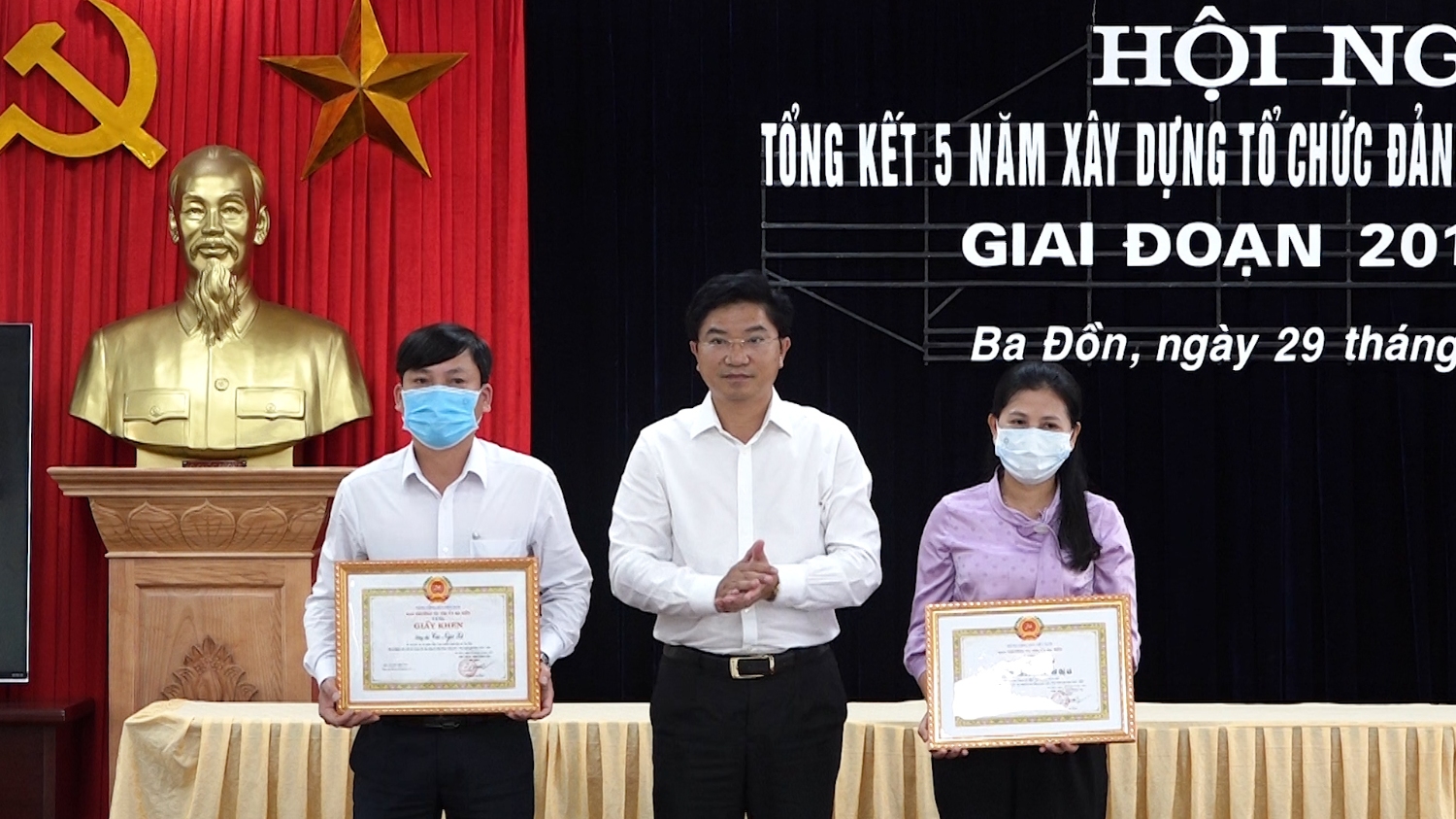 Ban Thường vụ Thị ủy tặng giấy khen cho 2 tập thể đạt trong sạch vững mạnh tiêu biểu 5 năm liền giai đoạn 2016 2020