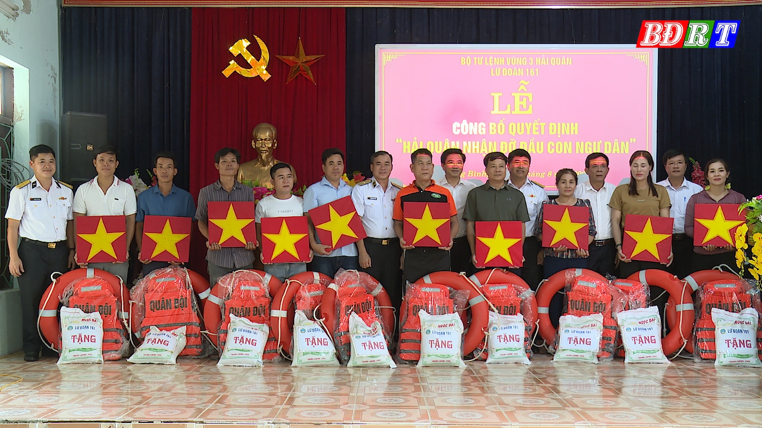 Ban tổ chức cũng trao tặng 10 suất quà cho 10 gia đình ngư dân có hoàn cảnh đặc biệt khó khăn trên địa bàn xã Quảng Minh