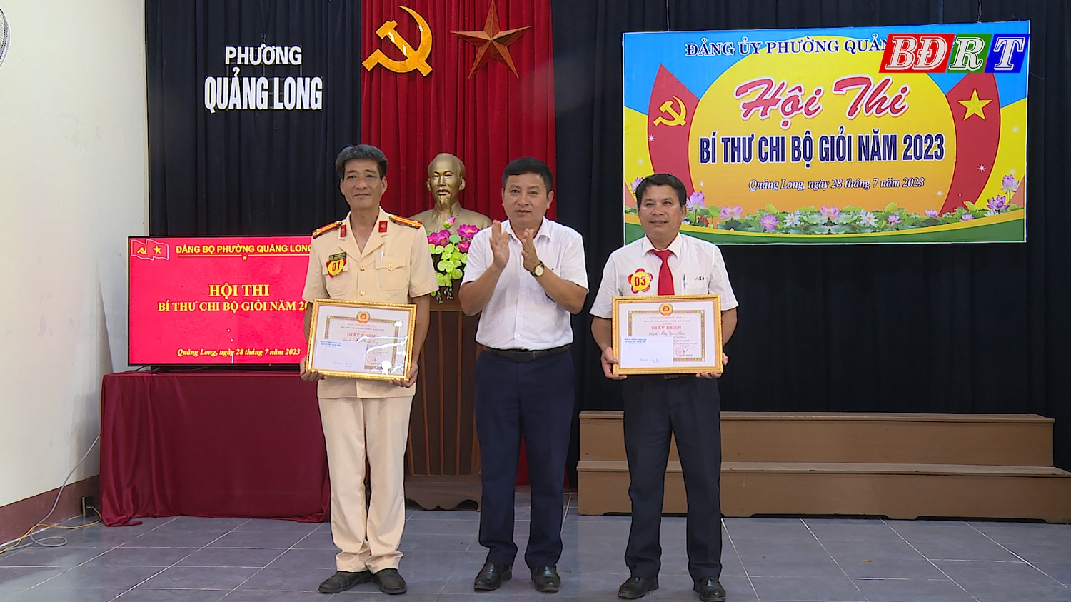 Ban Tổ chức đã trao đồng giải ba cho Bí thư chi bộ TDP Tiền Phong và Bí thư chi bộ Công an
