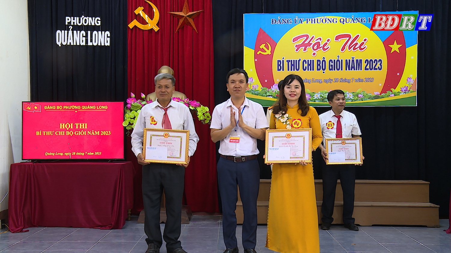 Ban Tổ chức đã trao đồng giải nhì cho Bí thư chi bộ trường THCS Quảng Long và Bí thư chi bộ TDP Chính Trực