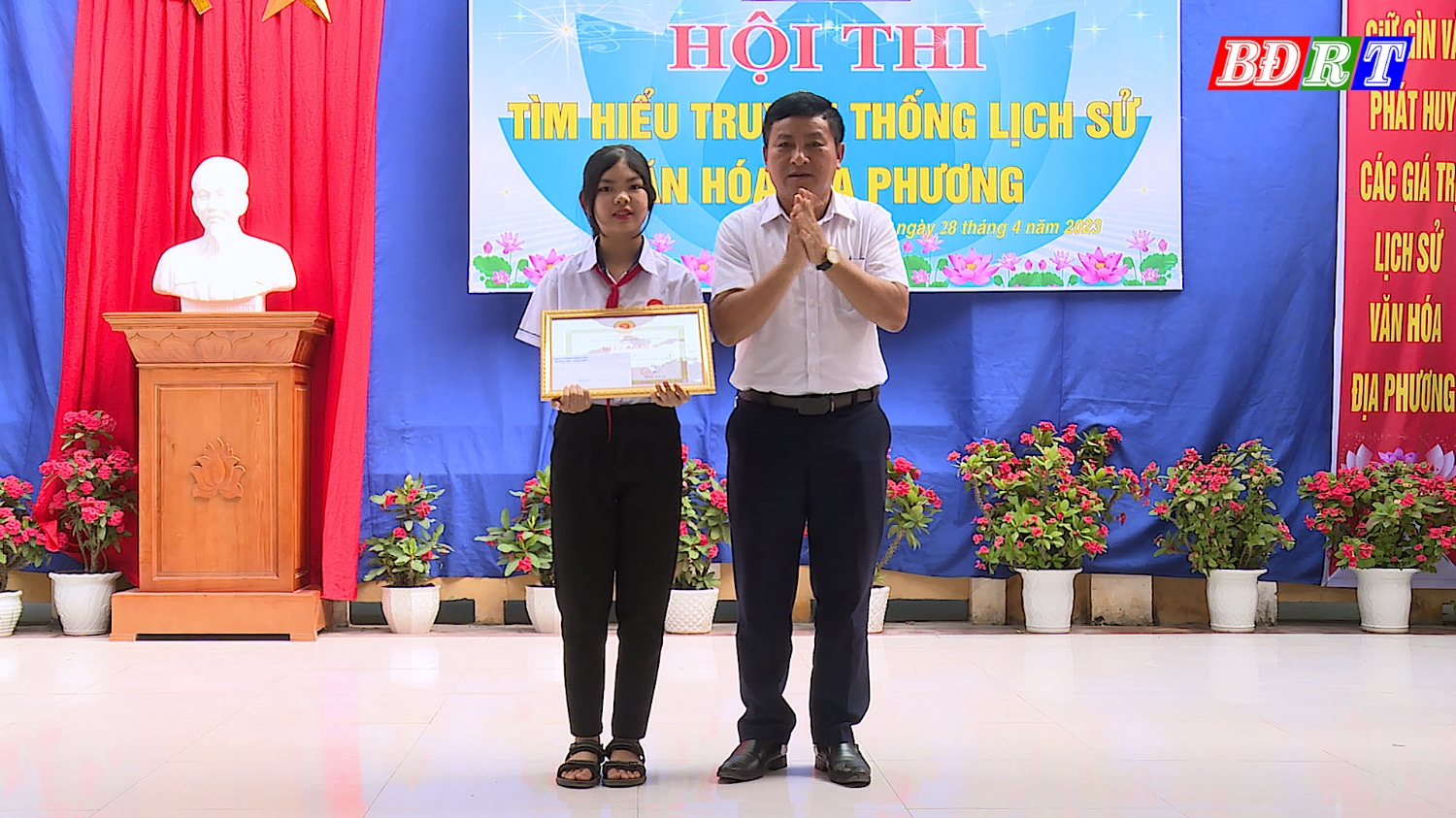 Ban tổ chức đã trao giải ba cho em Ngô Cẩm Ly, lớp 9B, trường THCS Quảng Long