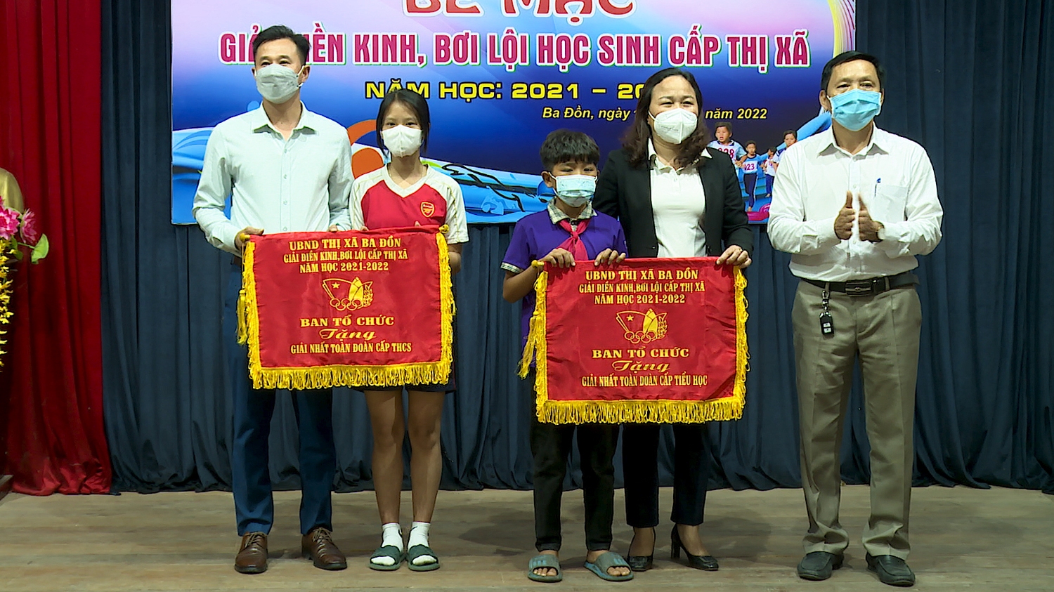 Ban tổ chức đã trao giải Nhất cấp THCS cho đoàn trường THCS Quảng Minh và cấp Tiểu học cho đoàn trường TH Cồn Sẻ