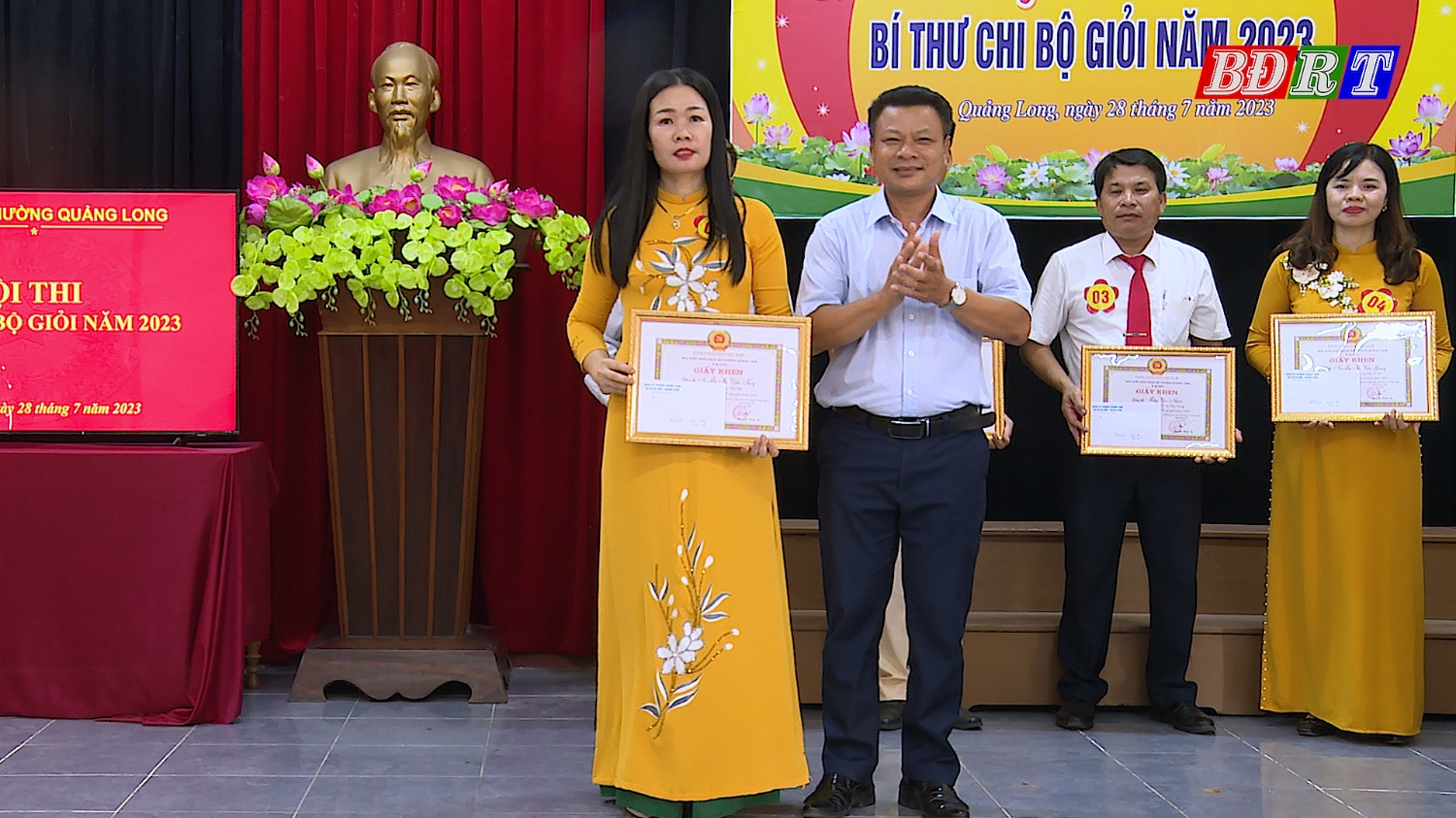 Ban Tổ chức đã trao giải nhất cho Bí thư chi bộ trường Tiểu học Quảng Long
