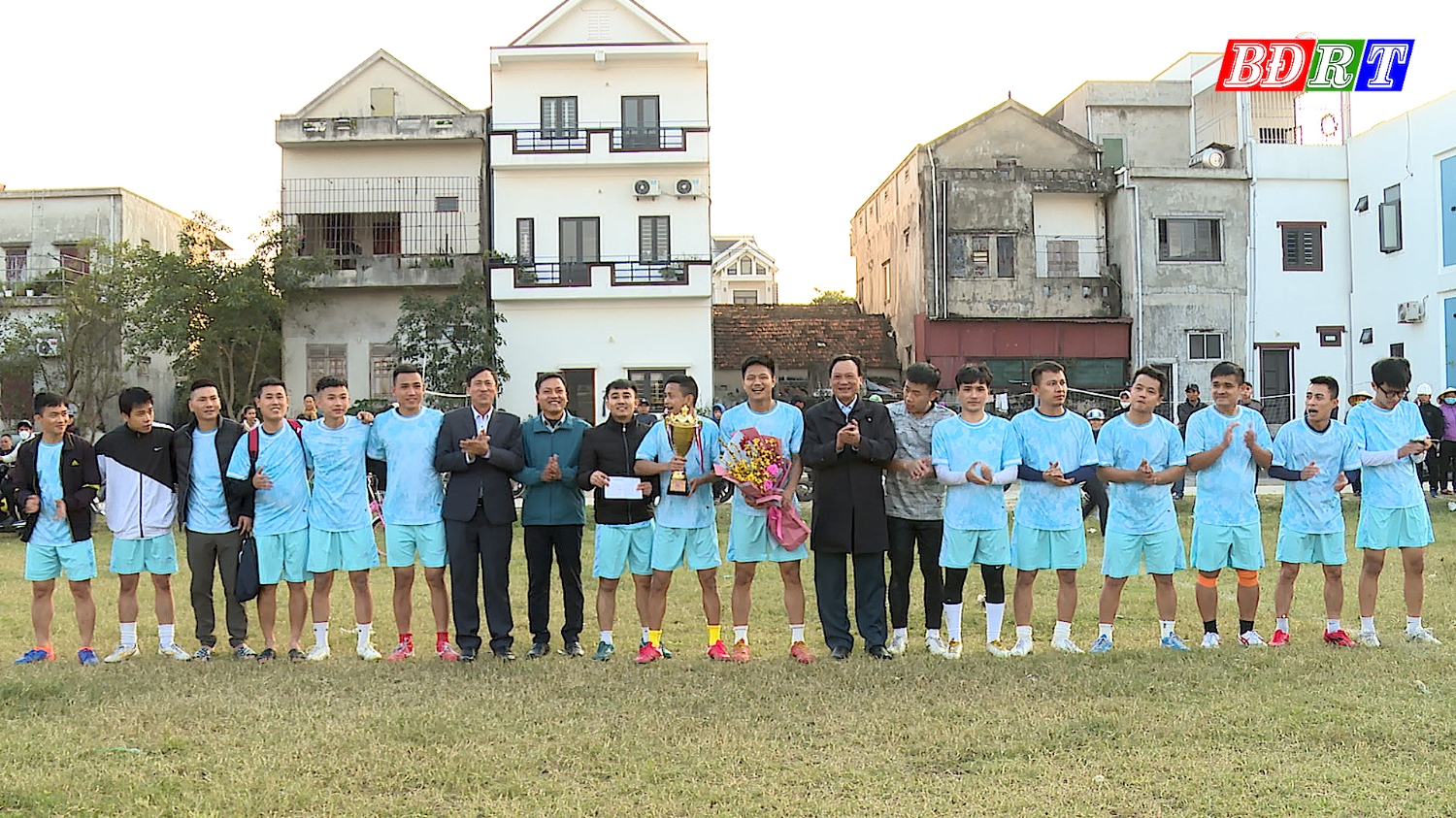 Ban tổ chức đã trao giải Nhất cho đội bóng TDP Minh Lợi, phường Quảng Thọ