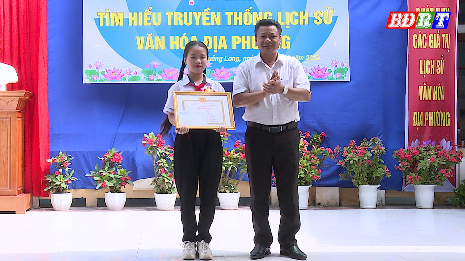 Ban tổ chức đã trao giải nhất cho em Ngô Hồng Trang, lớp 7A, trường THCS Quảng Long