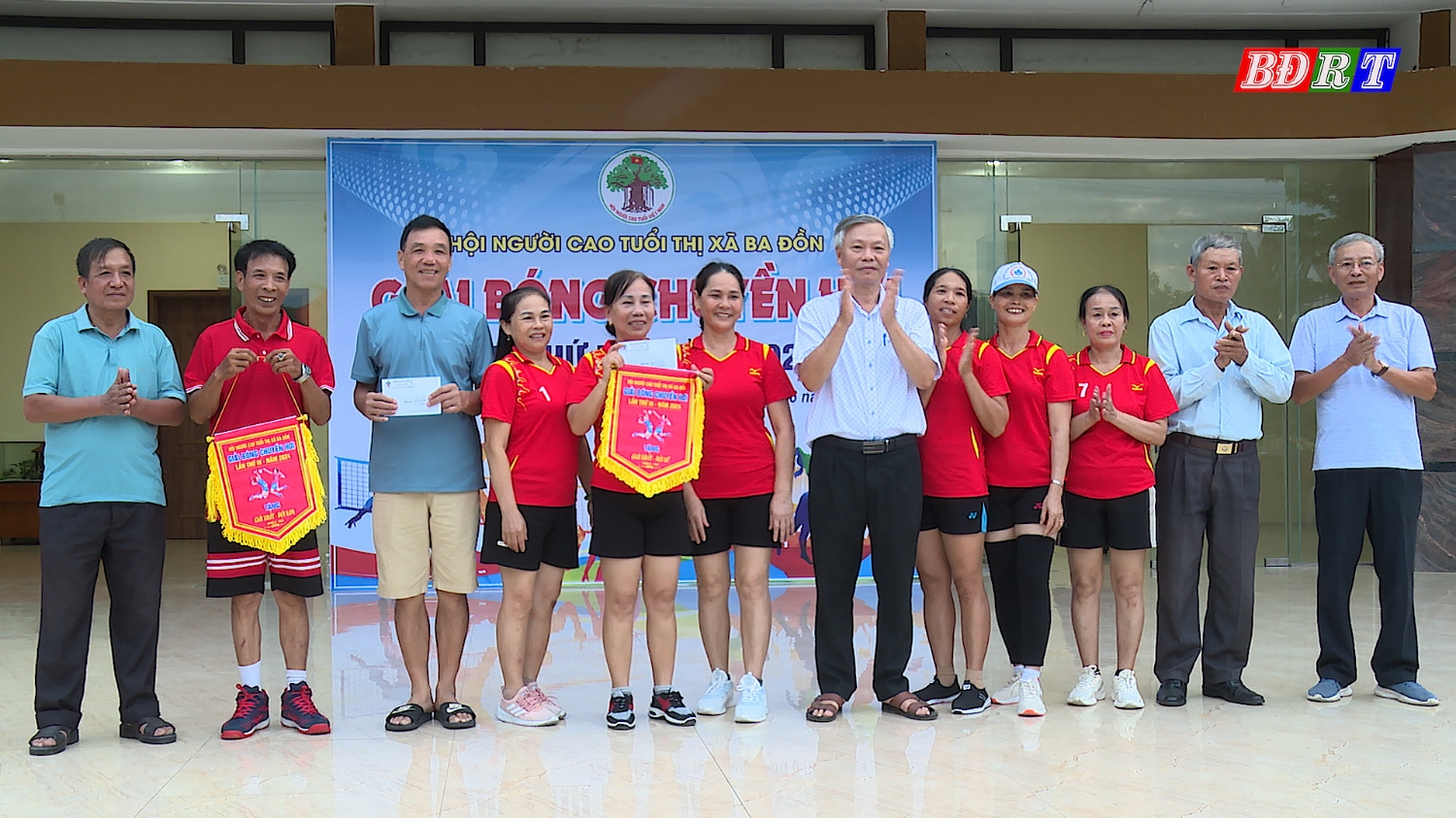 Ban tổ chức đã trao giải Nhất nữ cho đội bóng xã Quảng Sơn, giải nhất nam thuộc về đội bóng phường Ba Đồn