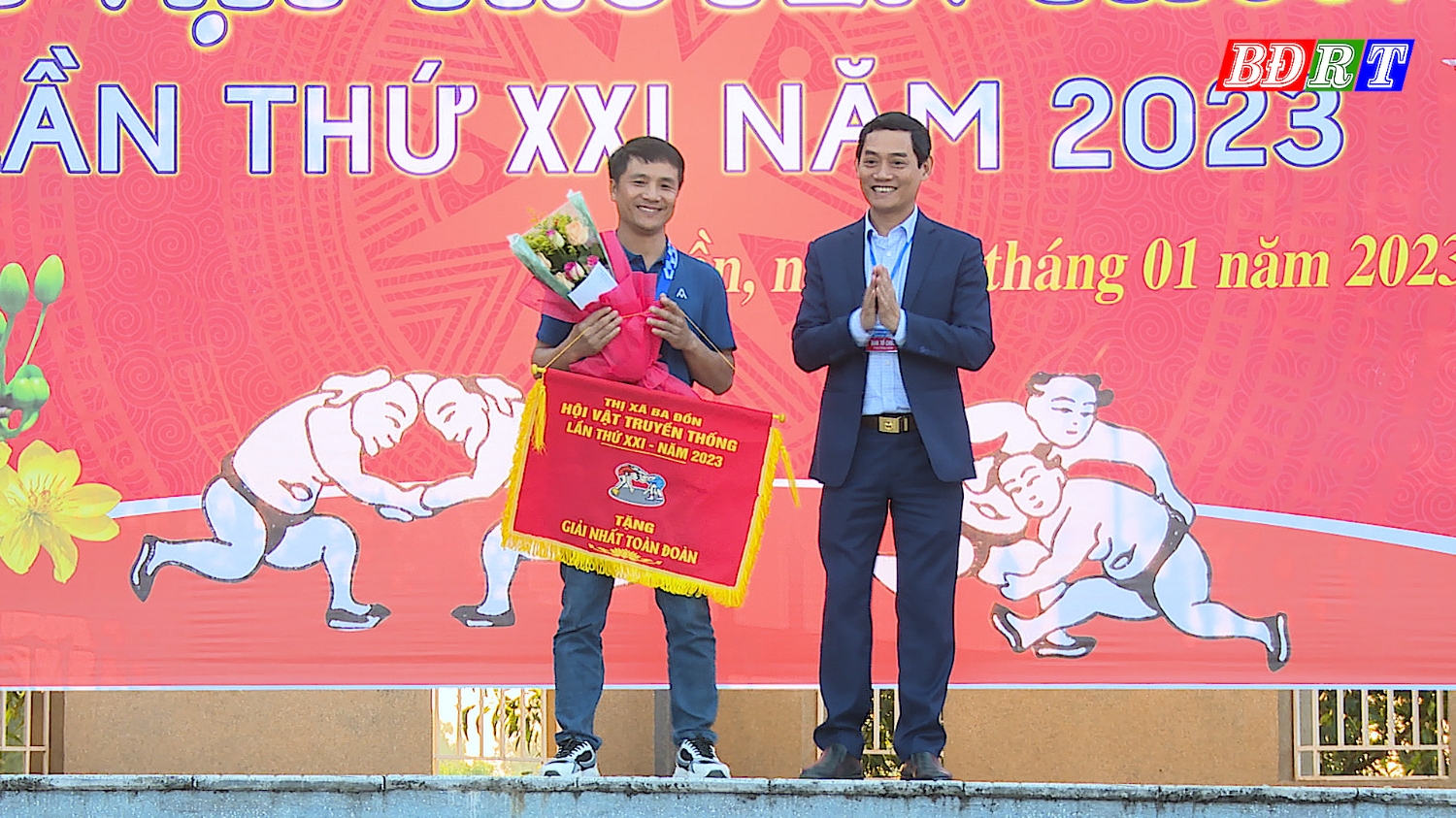 Ban Tổ chức đã trao giải nhất toàn đoàn cho đội vật phường Quảng Long