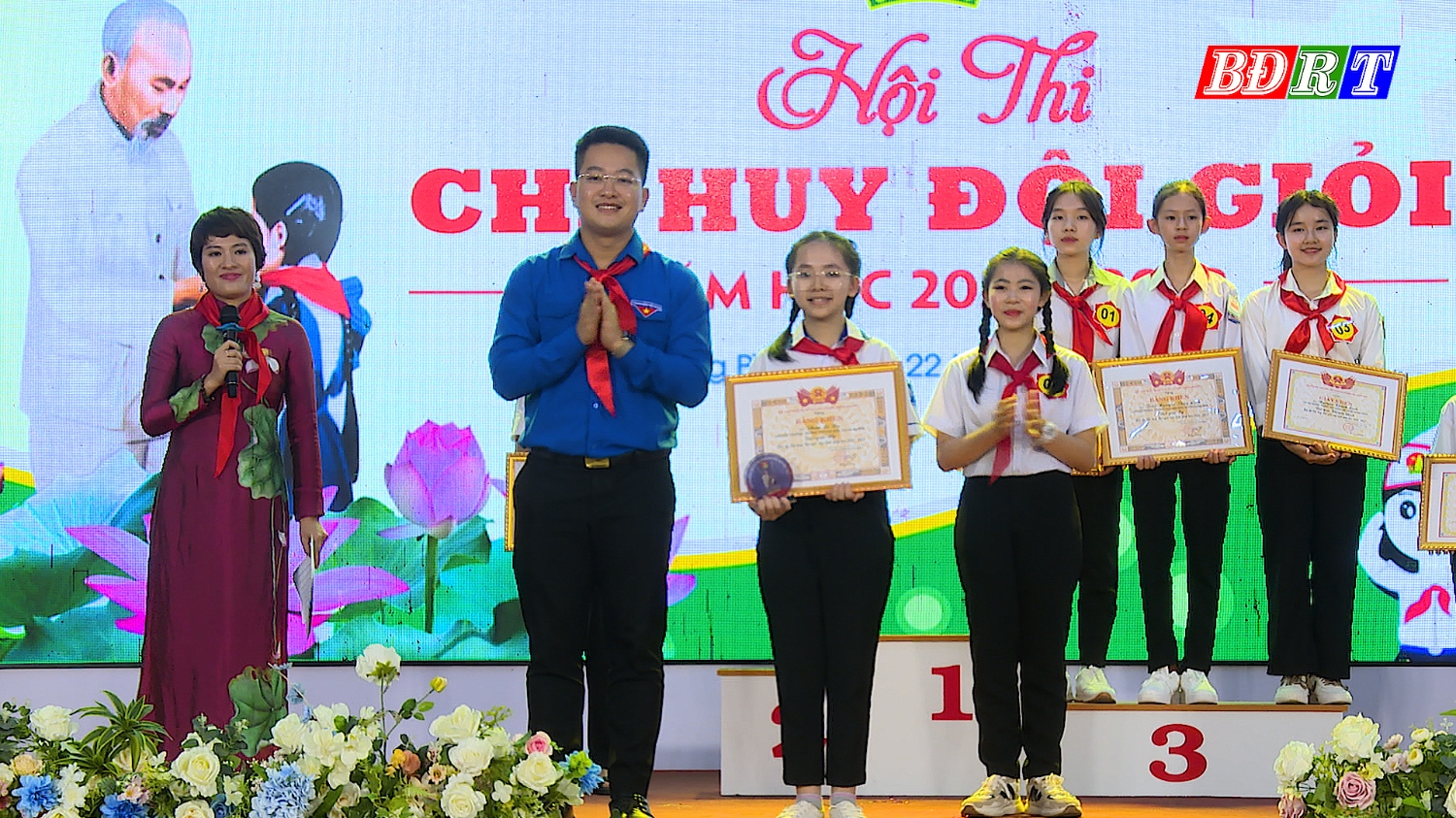 Ban tổ chức đã trao giải Nhì Chỉ huy đội giỏi cho em Phan Lê Na, học sinh trường THCS Nguyễn Hàm Ninh, thị xã Ba Đồn