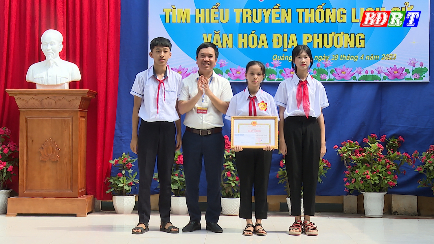 Ban tổ chức đã trao giải nhì cho em Ngô Trần Đức Anh, lớp 9A, trường THCS Quảng Long