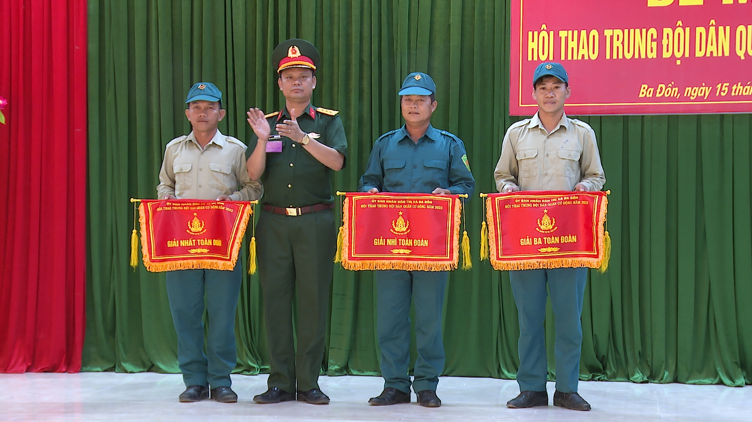 Ban tổ chức hội thao giải Nhất, nhì, ba toàn đoàn cho Trung đội Dân quân cơ động xã Quảng Văn, phường Quảng Phong, xã Quảng Minh