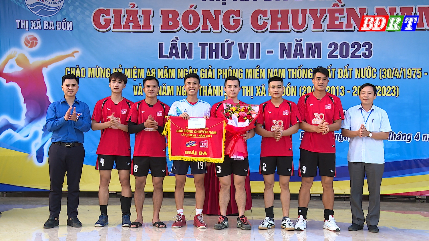Ban tổ chức trao giải ba cho đội bóng phường Ba Đồn