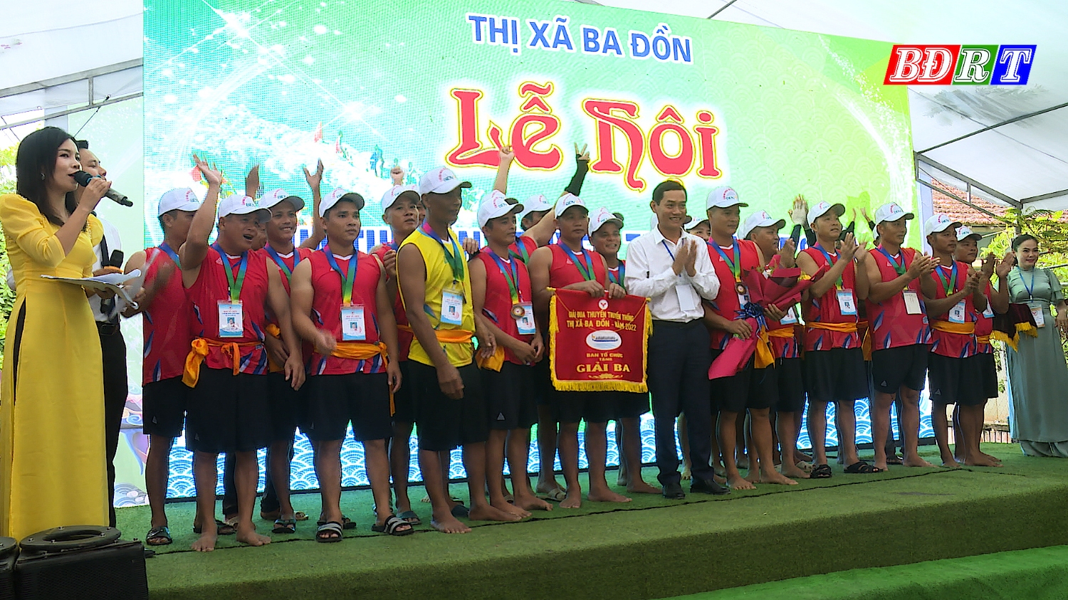 Ban tổ chức trao giải ba cho đội phường Quảng Phong