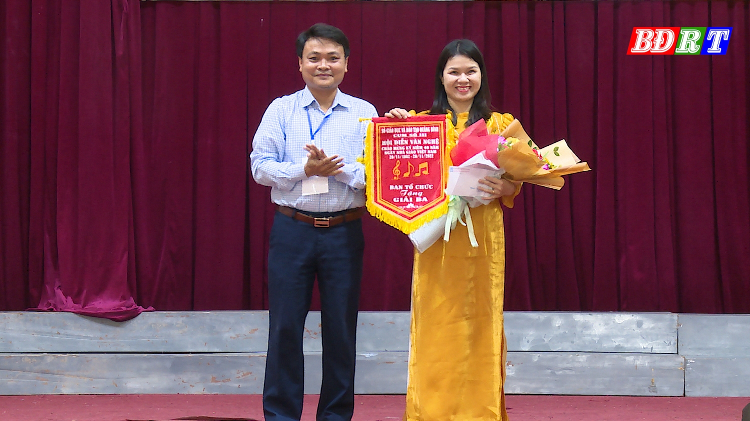 Ban tổ chức trao giải ba cho đội trường THPT Nguyễn Bỉnh Khiêm