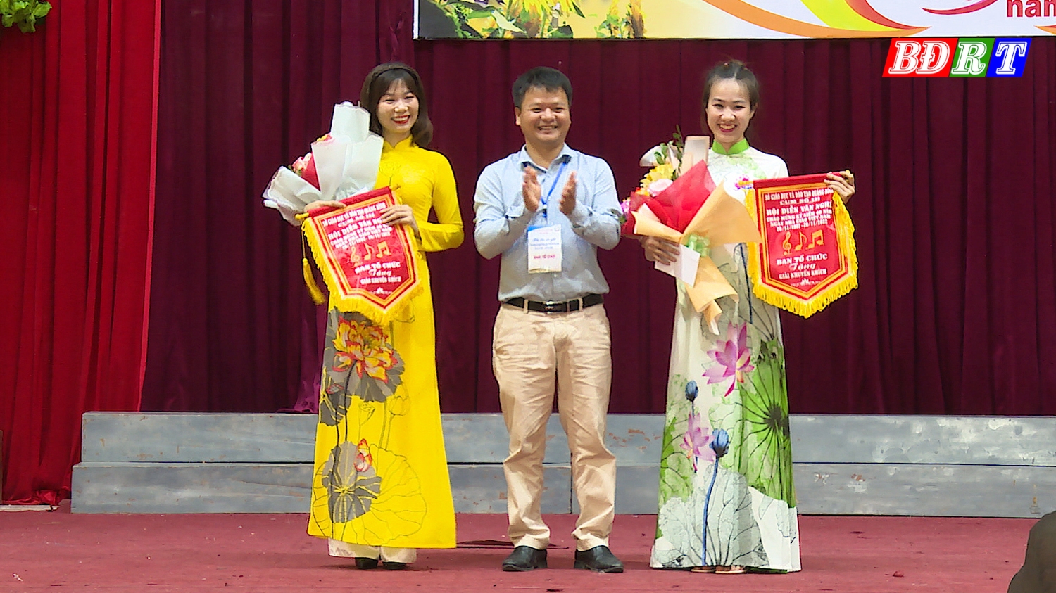 Ban tổ chức trao giải khuyến khích cho 2 đội trường THPT Lê Hồng Phong và trường THPT Lê Lợi