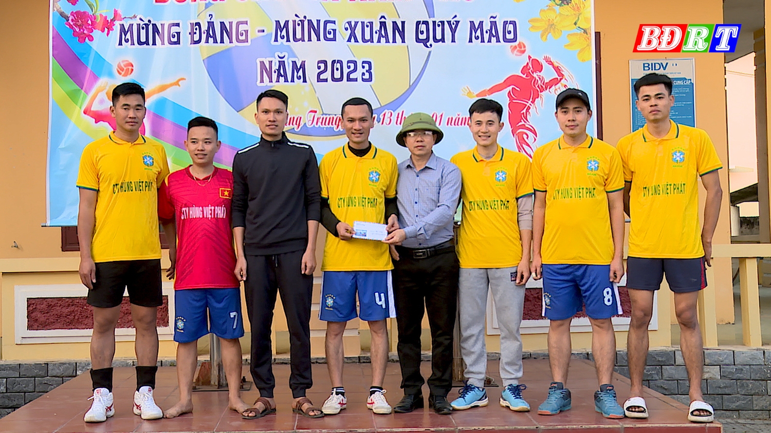 Ban tổ chức trao giải nhất bóng chuyền nam cho đội thôn Thượng Thôn, xã Quảng Trung